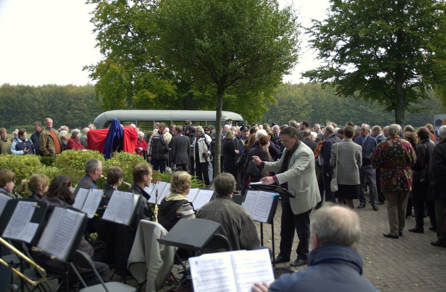 Attendees on the crash-site welcomed by Big Band De Bilt with Glenn Miller tunes