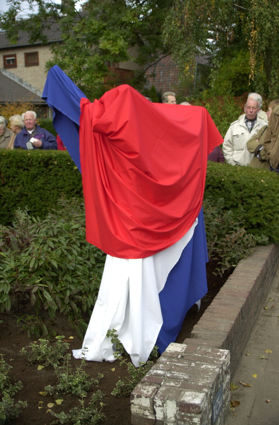 Memorial still covered by Dutch flag